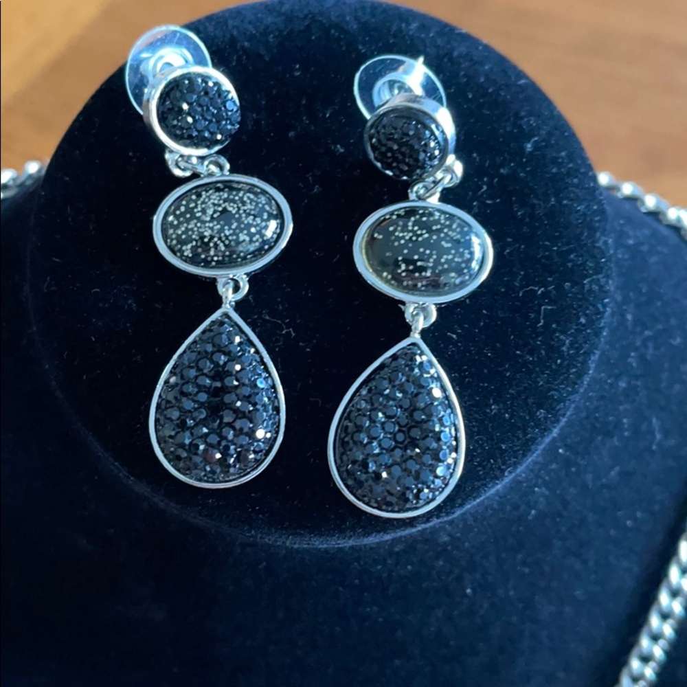 Statement Necklace With Earrings - image 2